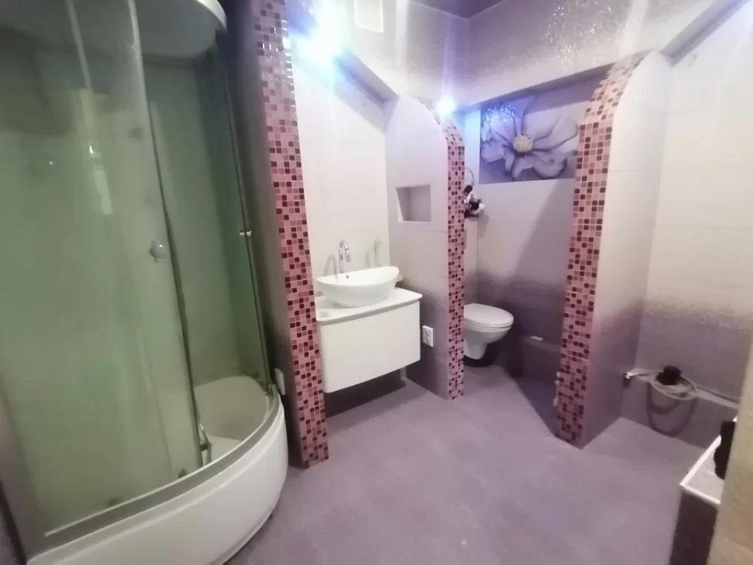 Продам в четырех квартирном доме две квартиры переоборудованные в одну (перепланировка узаконена) в - Гай