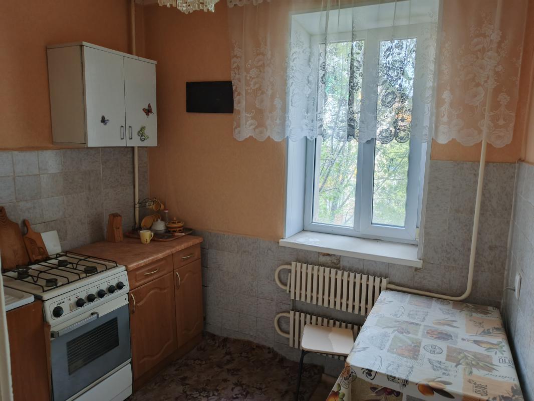 Продам квартиру (ремонт старый). - Новотроицк