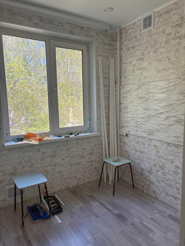 Продам 2-х комнатную квартиру в центре города  районе гимназии и 18 школы в пятиэтажном доме, второй - Новотроицк