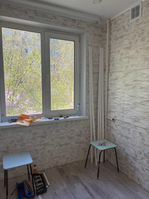 Продам 2-х комнатную квартиру в центре города  районе гимназии и 18 школы в пятиэтажном доме, второй - Новотроицк