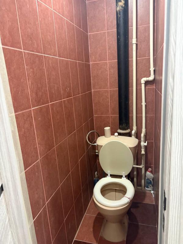 Продам 2-х комнатную квартиру в центре города  районе гимназии и 18 школы в пятиэтажном доме, второй - Новотроицк