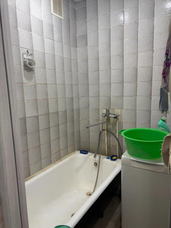 Продам 2-х комнатную квартиру в центре города  районе гимназии и 18 школы в пятиэтажном доме, второй - Новотроицк