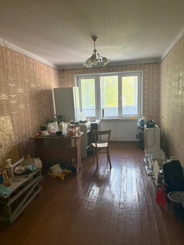 Продам 2-х комнатную квартиру в центре города  районе гимназии и 18 школы в пятиэтажном доме, второй - Новотроицк