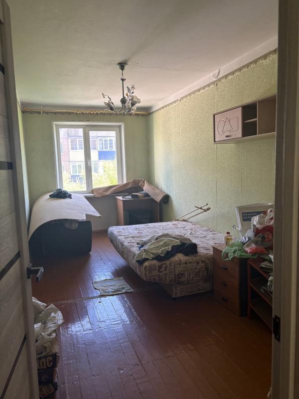 Продам 2-х комнатную квартиру в центре города  районе гимназии и 18 школы в пятиэтажном доме, второй - Новотроицк