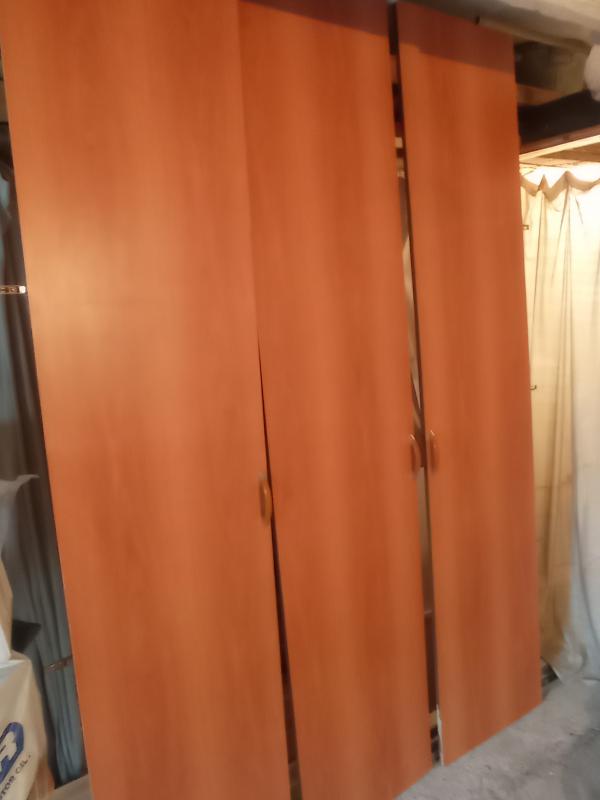 Продается встроенный шкаф без боковых стенок,высокий,добротный,дешево!!! 1.49 м на 2 .35 м. - Новотроицк