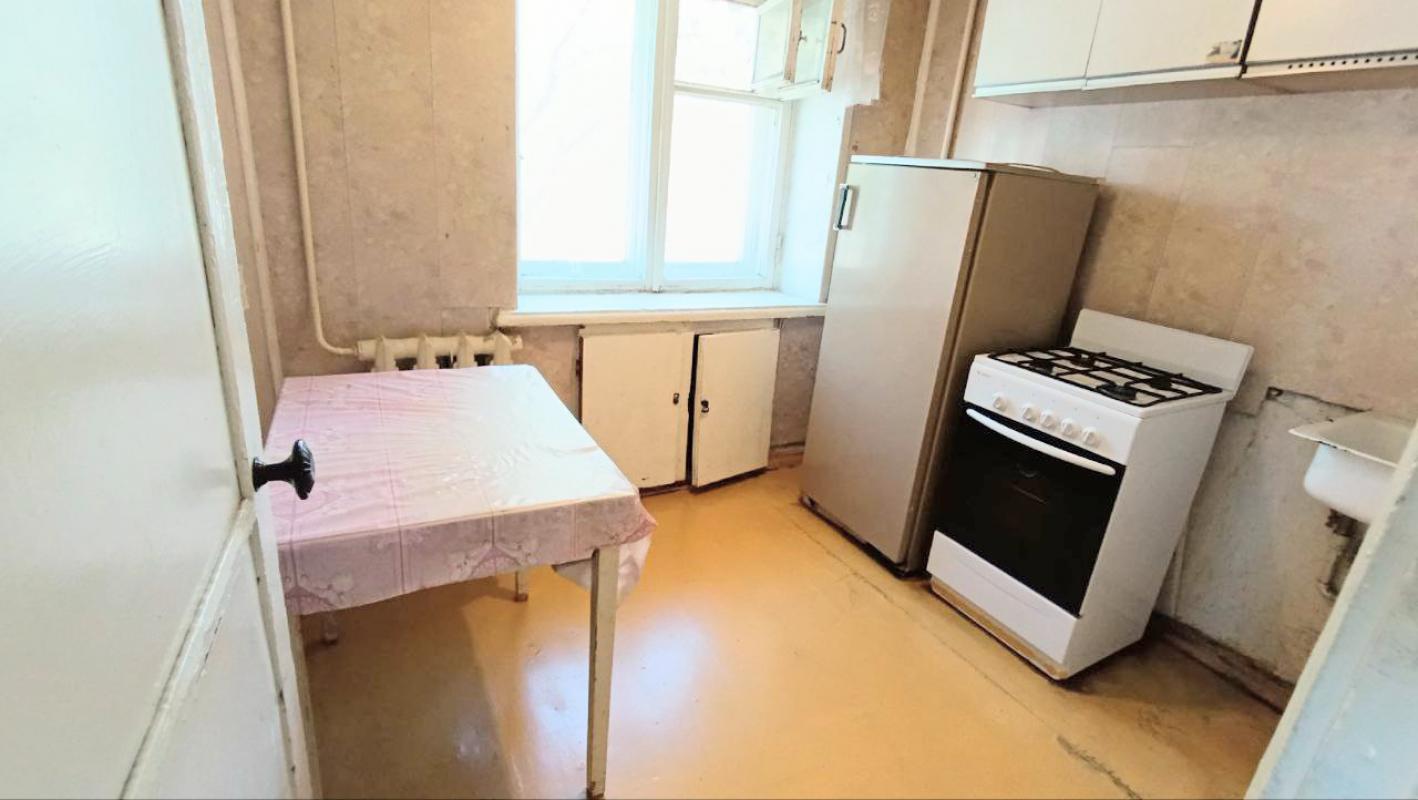 Сдается в Новотроицке на площади Ленина на длительный срок 1-комнатная на 2 этаже.
6000 в месяц. - Новотроицк