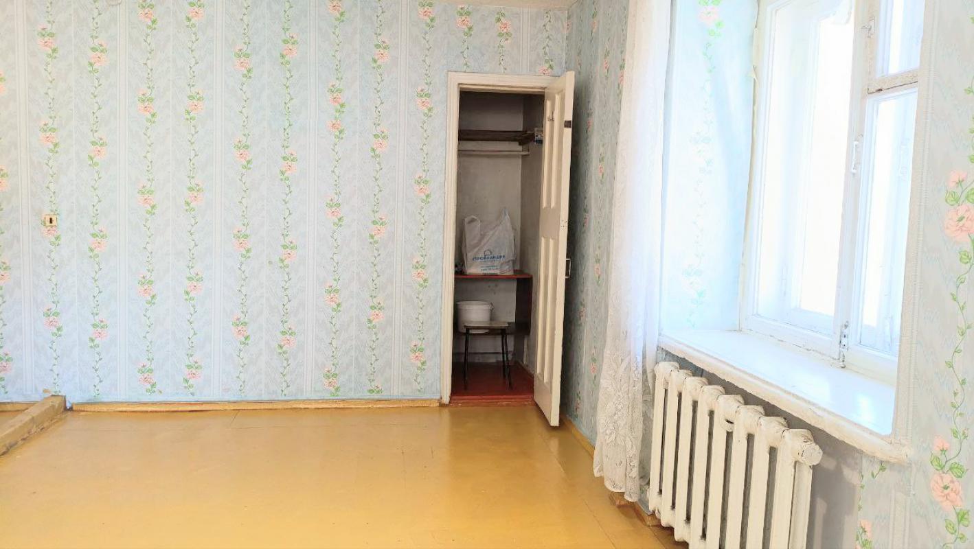 Сдается в Новотроицке на площади Ленина на длительный срок 1-комнатная на 2 этаже.
6000 в месяц. - Новотроицк