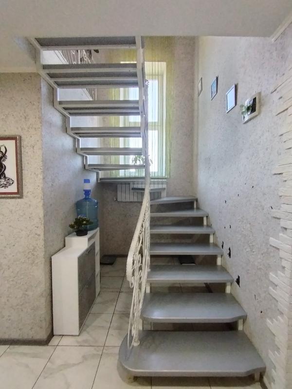 Предлагается к приобретению просторный и уютный дом, расположенный по адресу: улица Садовая. - Гай