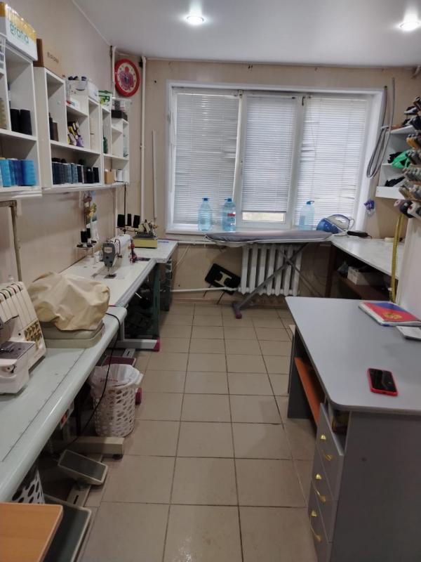 Продам 1/2 доли в нежилом помещении , три кабинета ,плюс действующий бизнес ателье приносящий ежедне - Новотроицк