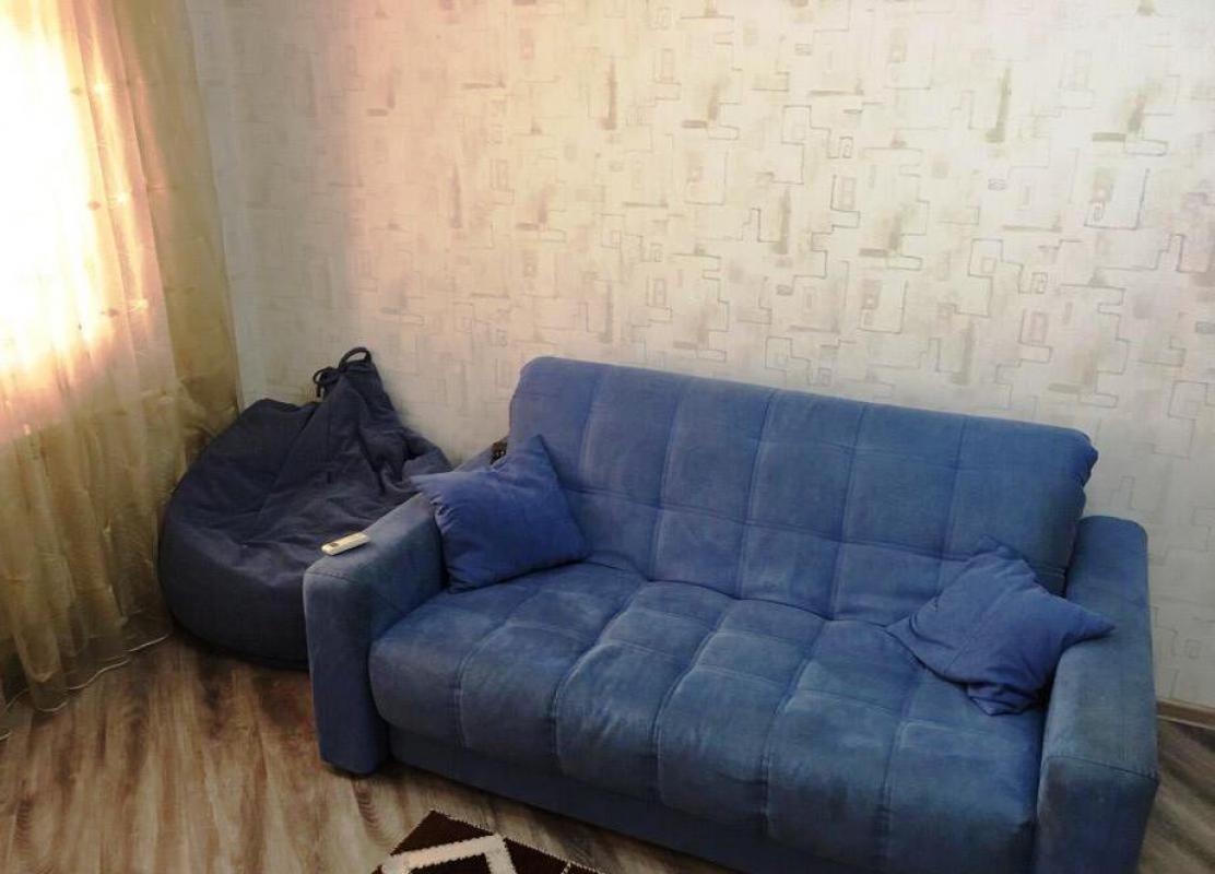 Сдается чистая и светлая однокомнатная квартира на длительный срок в хорошем доме. - Гай