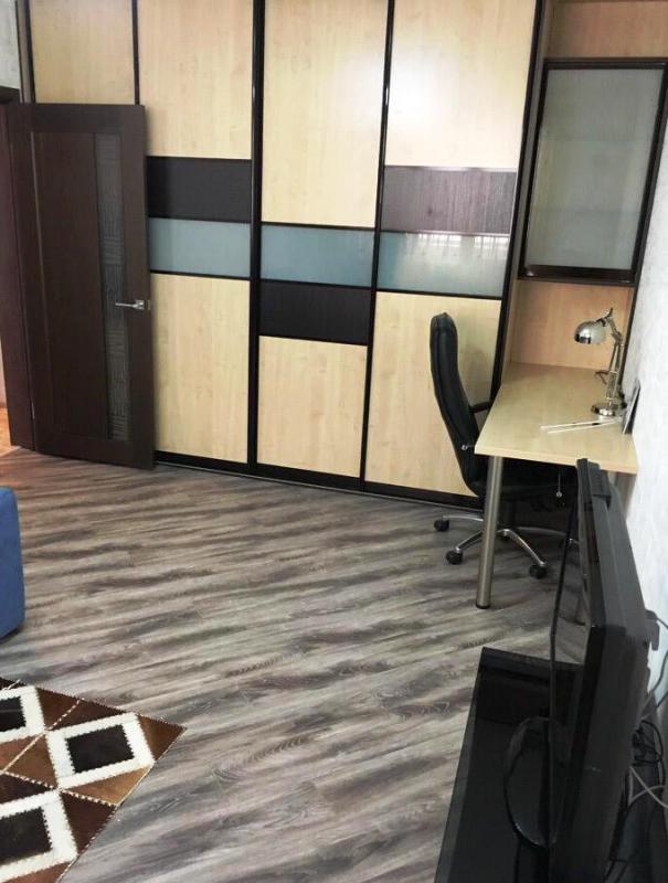 Сдается чистая и светлая однокомнатная квартира на длительный срок в хорошем доме. - Гай