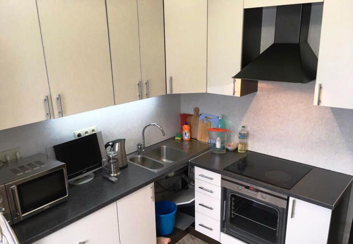 Сдается чистая и светлая однокомнатная квартира на длительный срок в хорошем доме. - Гай