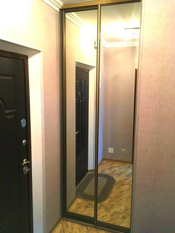 Сдается чистая и светлая однокомнатная квартира на длительный срок в хорошем доме. - Гай