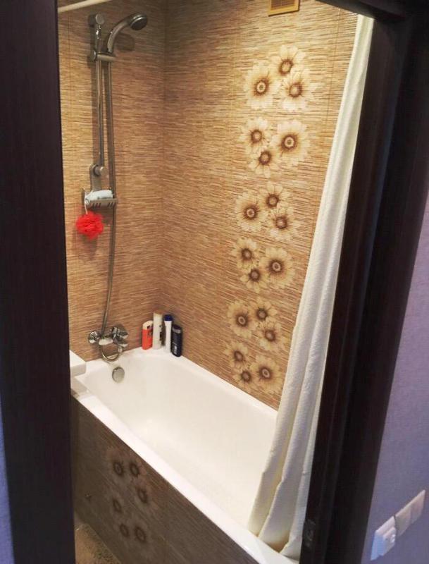 Сдается чистая и светлая однокомнатная квартира на длительный срок в хорошем доме. - Гай