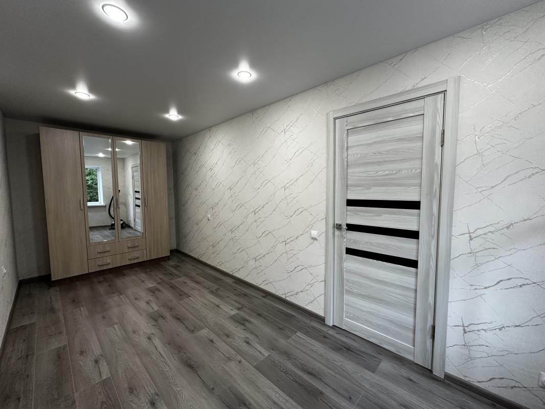 Продам двушку студию с евро, второй этаж, евробалкон, свежий ремонт делался под себя!!! - Новотроицк