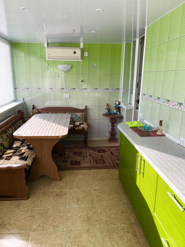 🏡 Продается 3-комнатная квартира с большой лоджией!
📍 Расположение: 2 этаж 2-этажного дома
🌞 Окна и - Гай