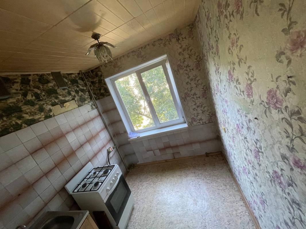 Продаётся светлая двухкомнатная квартира под ремонт. - Новотроицк