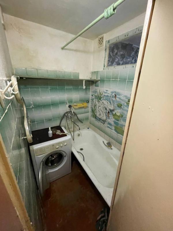 Продаётся светлая двухкомнатная квартира под ремонт. - Новотроицк