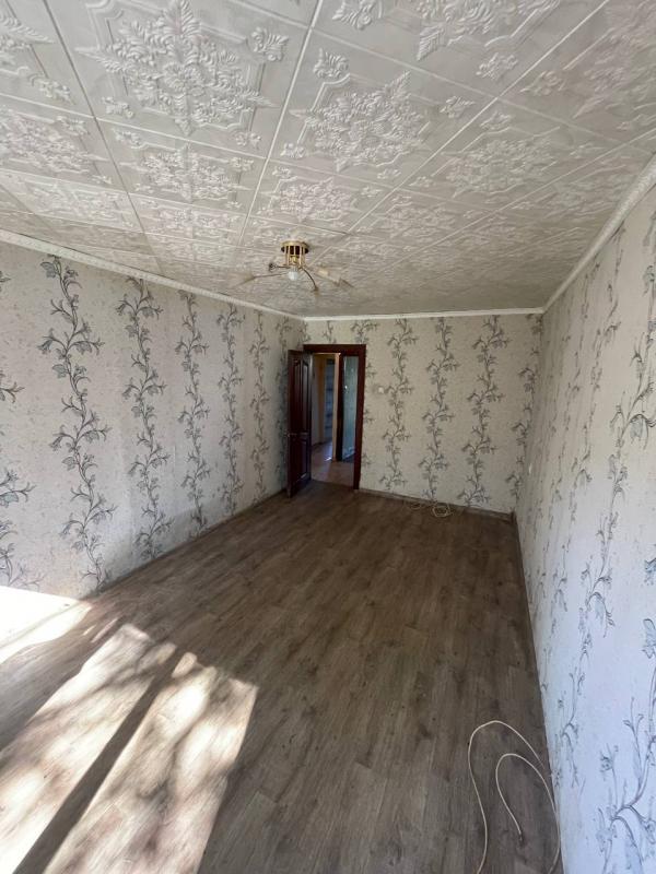 Продаётся светлая двухкомнатная квартира под ремонт. - Новотроицк