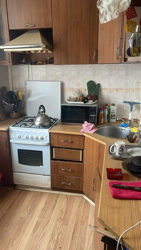 2х комнатная квартира с раздельными ходами, пластиковые окна, остается в квартире: кондиционер, стир - Новотроицк