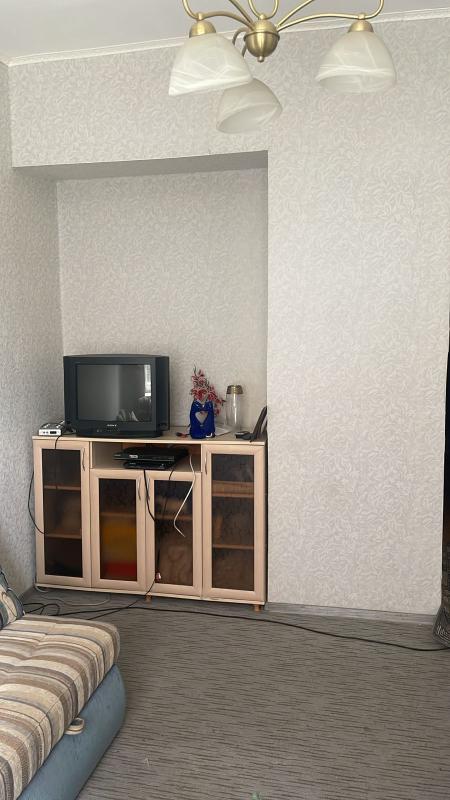 2х комнатная квартира с раздельными ходами, пластиковые окна, остается в квартире: кондиционер, стир - Новотроицк