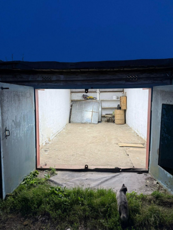 Гараж находится за ЖД вокзалом
Размер 3.5 на 8
Крыша не течет, сухой
Погреб
Пол бетон
Живая улица с - Новотроицк