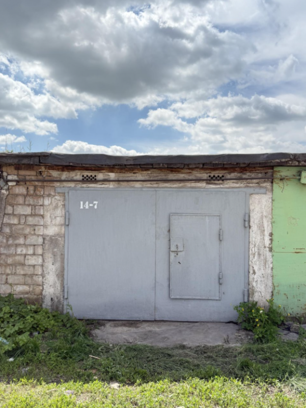 Гараж находится за ЖД вокзалом
Размер 3.5 на 8
Крыша не течет, сухой
Погреб
Пол бетон
Живая улица с - Новотроицк