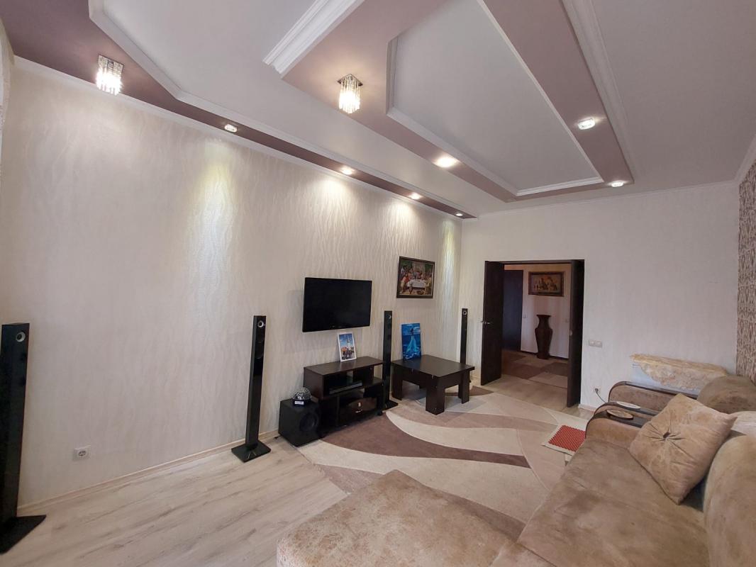 Продается Сталинка 3- комнатная квартира расположенная на 3-м этаже с качественным ремонтом в центре - Новотроицк