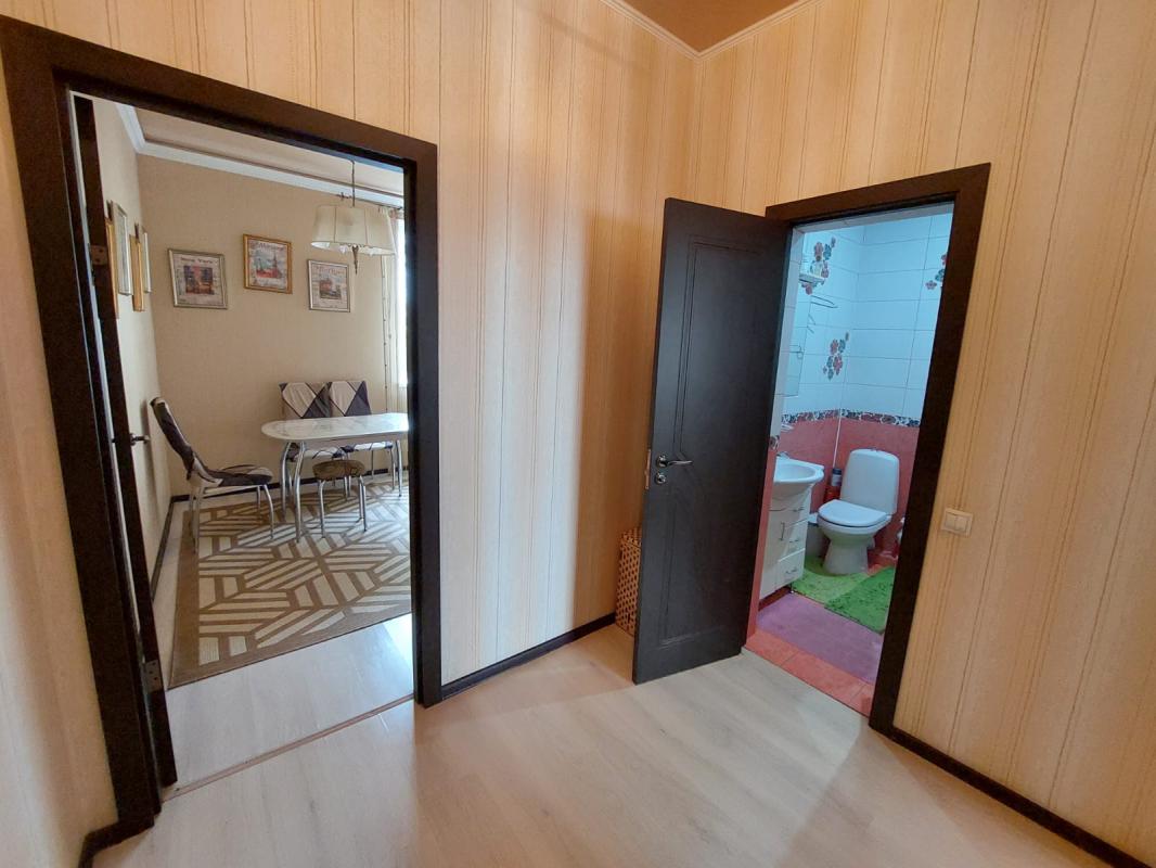 Продается Сталинка 3- комнатная квартира расположенная на 3-м этаже с качественным ремонтом в центре - Новотроицк