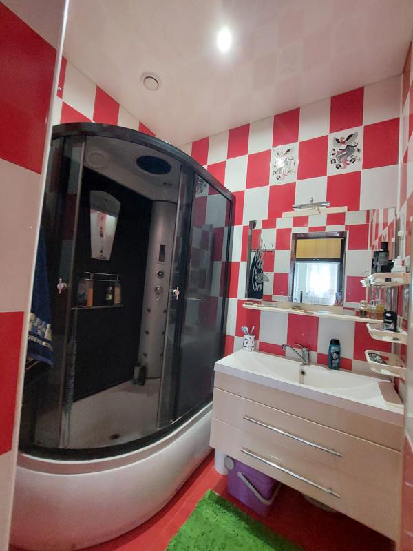 Продается Сталинка 3- комнатная квартира расположенная на 3-м этаже с качественным ремонтом в центре - Новотроицк