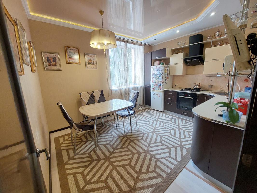 Продается Сталинка 3- комнатная квартира расположенная на 3-м этаже с качественным ремонтом в центре - Новотроицк