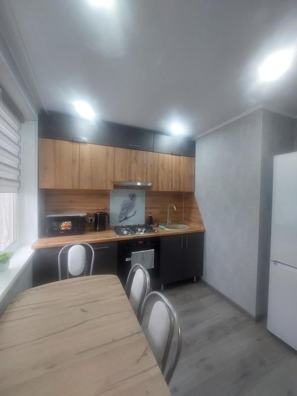 Продаётся уютная двухкомнатная квартира площадью 47.7 квадратных метров на улице Ситкина, 13 в город - Новотроицк