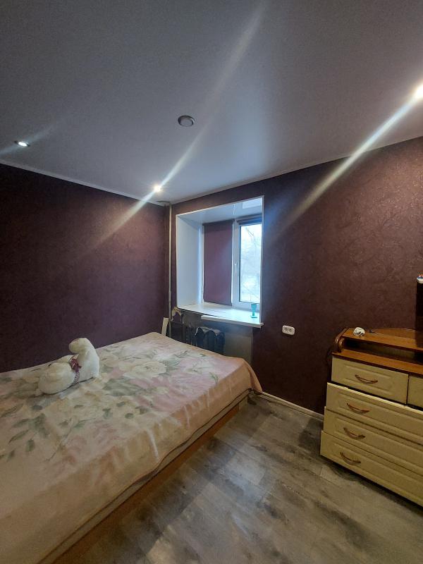 Продаю 3- комнатную квартиру(маломерка), в центре города Новотроицка(остановка "Площадь Ленина) - Новотроицк