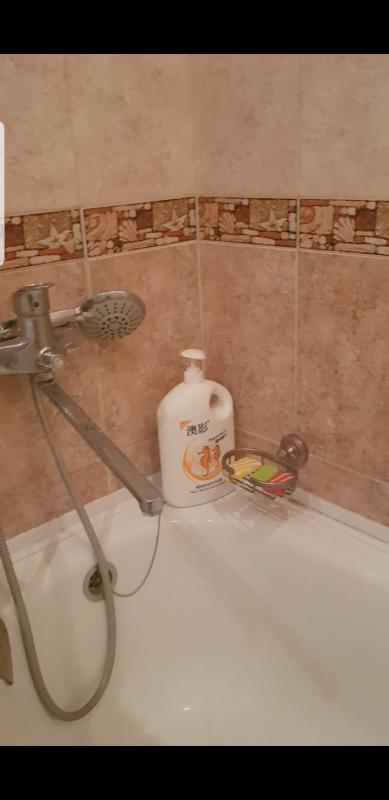 2х-комн квартира, старого типа,потолок 3 м, с ремонтом, ванна и туалет в красивом кафеле, входная же - Новотроицк