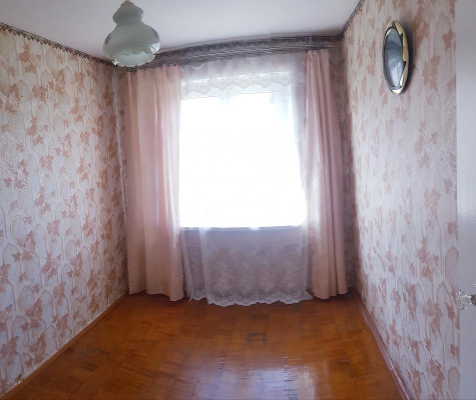 Продается четырехкомнатная квартира 60 М2- общей площадью с отличным косметическим ремонтом рядом с - Новотроицк