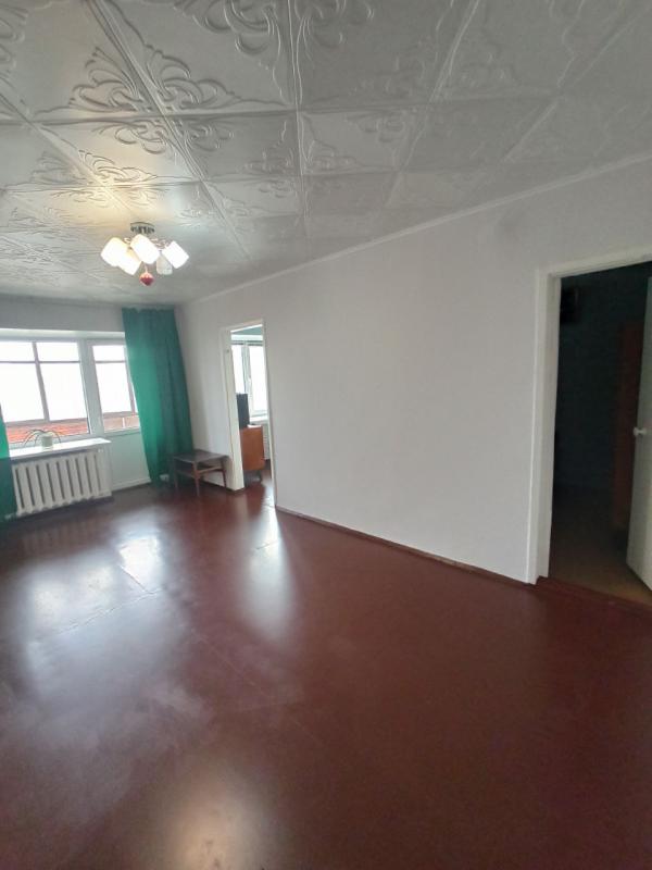 Срочно продаётся двухкомнатная переделанная в трех  квартира, г. - Новотроицк