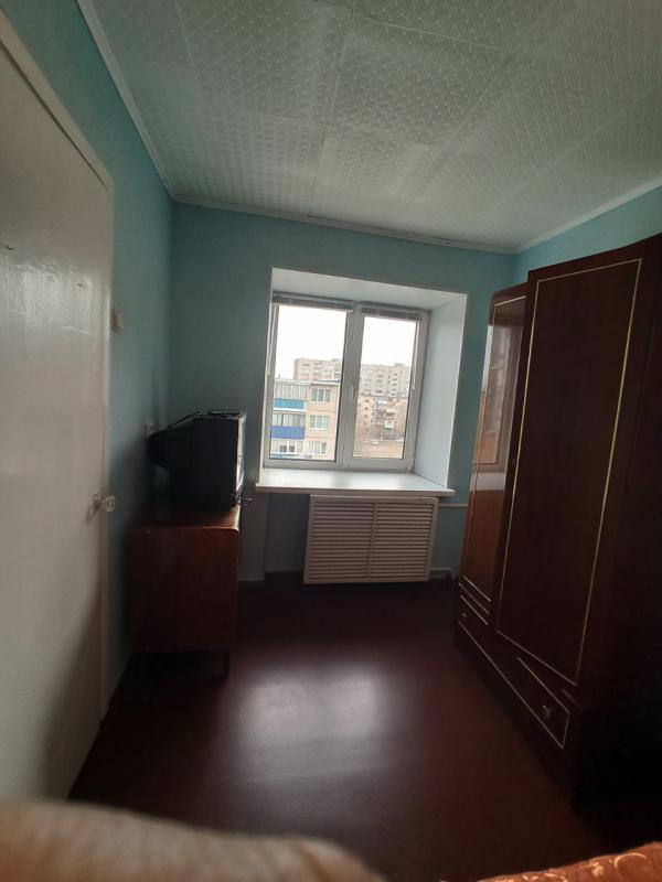 Срочно продаётся двухкомнатная переделанная в трех  квартира, г. - Новотроицк