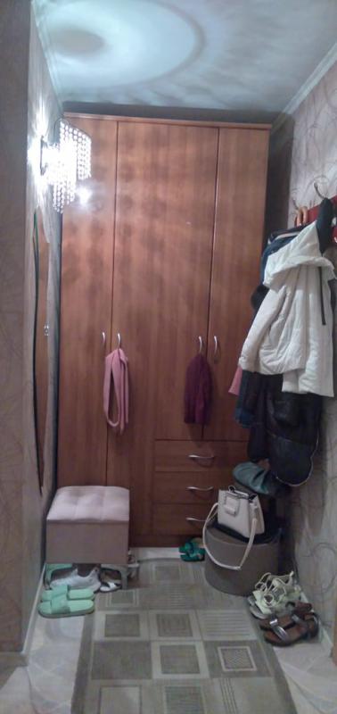 Продается 1-комнатная в ХОРОШЕМ СОСТОЯНИИ на среднем этаже по ул. - Новотроицк