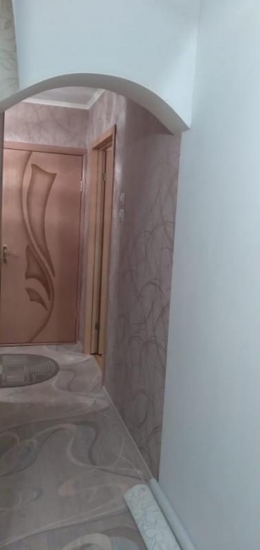 Продается 1-комнатная в ХОРОШЕМ СОСТОЯНИИ на среднем этаже по ул. - Новотроицк