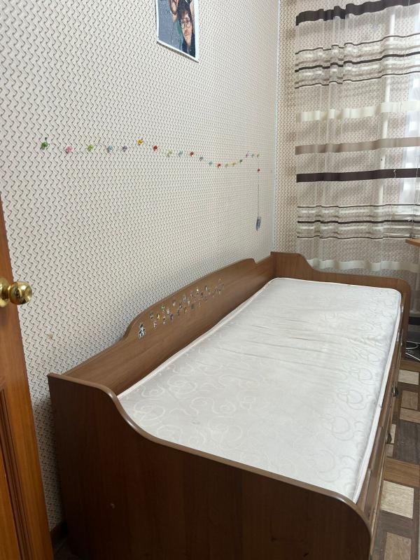 Продается односпальная кровать в хорошем состоянии, с матрасом, 90*190 см, с двумя ящиками для белья - Новотроицк