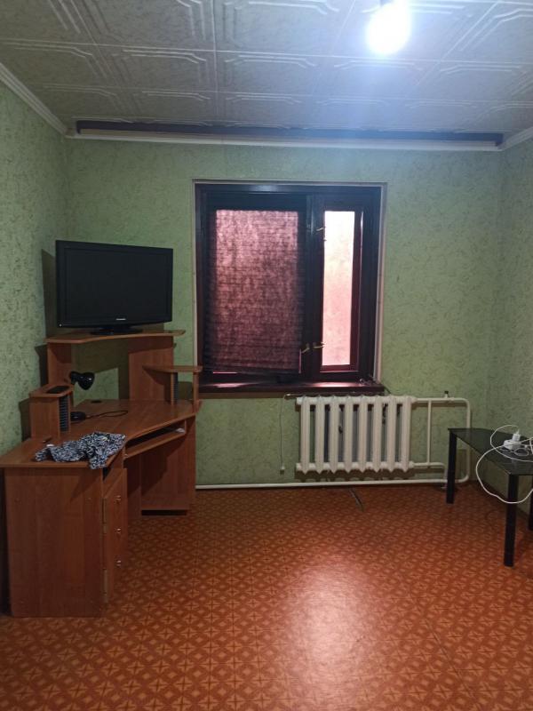 Срочно продаётся двухкомнатная квартира улучшенной планировки   в отличном районе (ост . - Новотроицк