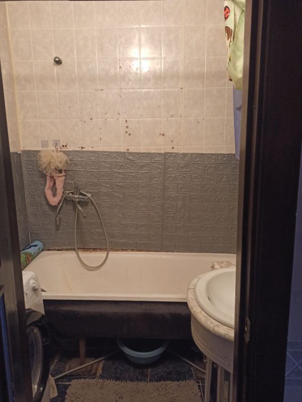 Срочно продаётся двухкомнатная квартира улучшенной планировки   в отличном районе (ост . - Новотроицк