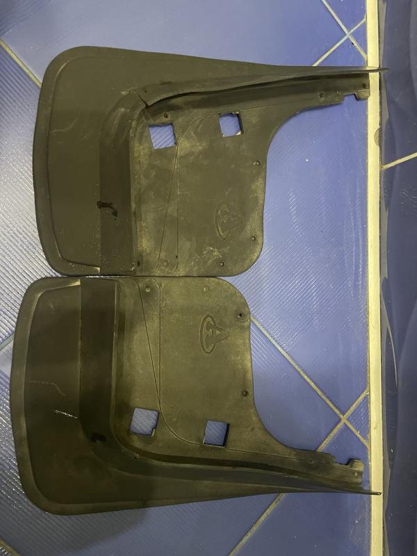 Продам брызговики передние универсальные Подойдут на многие модели), стояли на автомобиле Шкода рапи - 