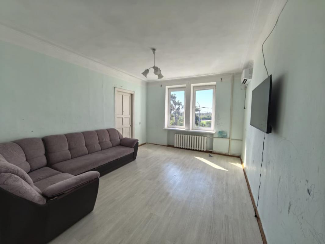 Предлагается к продаже просторная трехкомнатная квартира, расположенная в красивом районе города Нов - Новотроицк