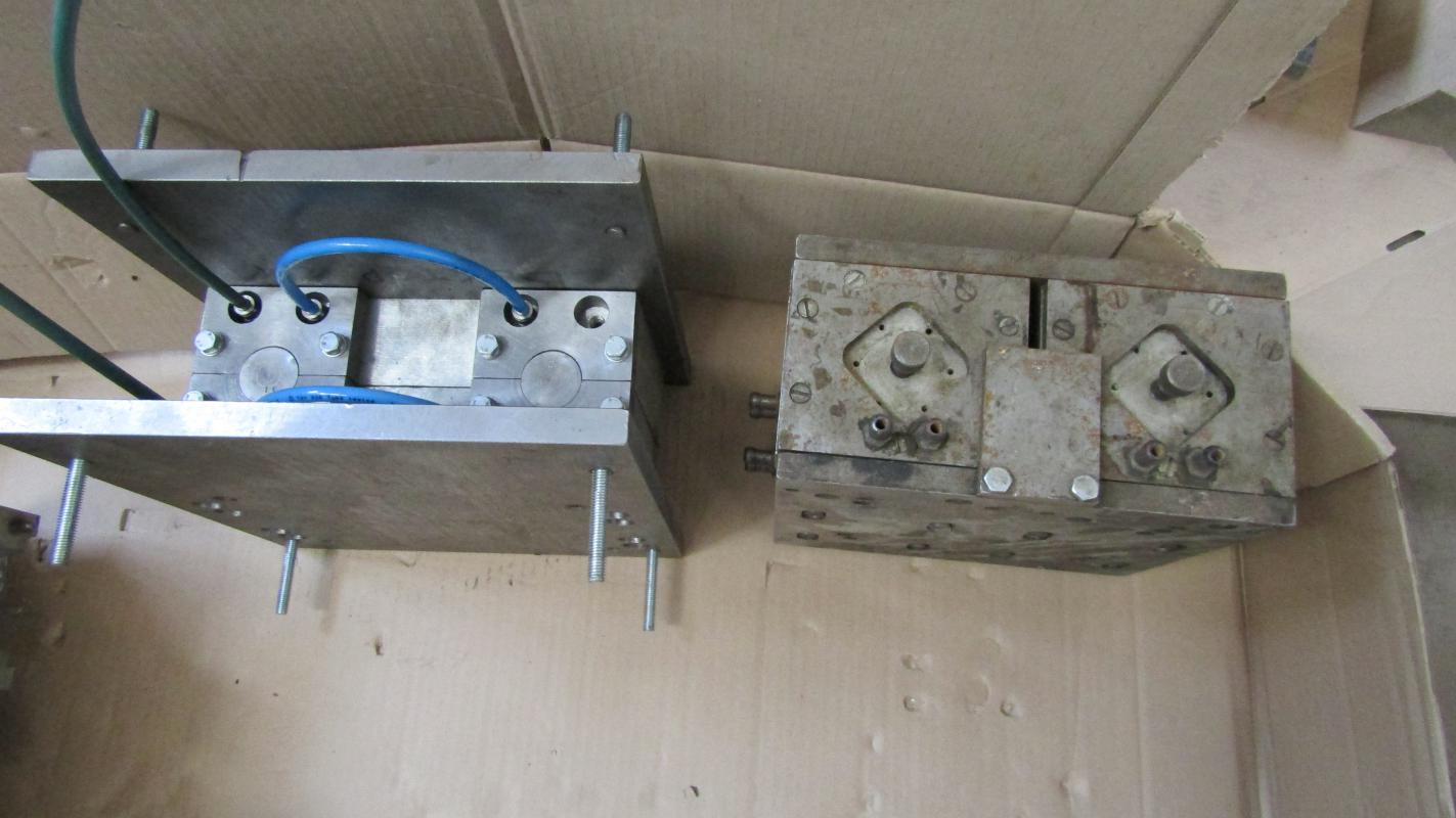 Продам 2-х гнездовые пресформы на полуавтоматические машины для производства пэт-тары 
Пресформы раз - Орск