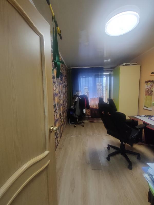 Продаётся просторная четырехкомнатная квартира (45-ка) площадью 61 квадратный метр на пятом этаже пя - Новотроицк