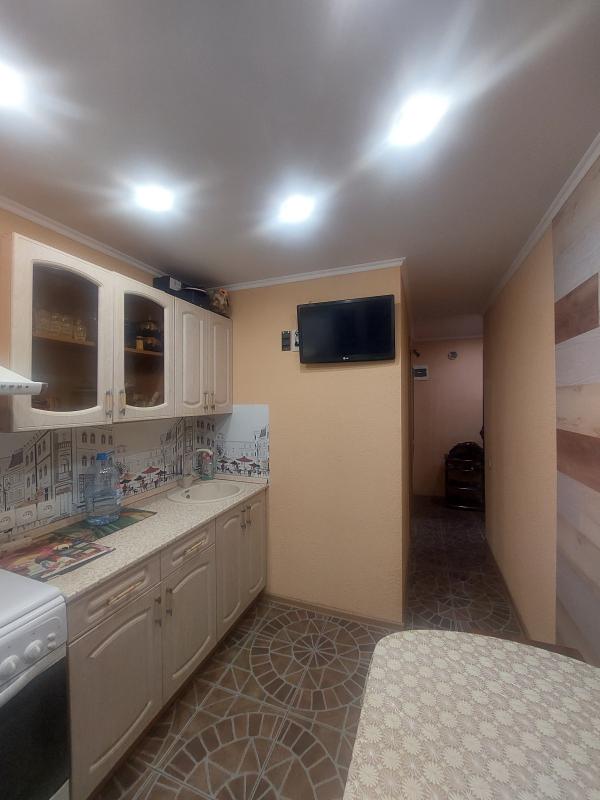 Продаётся уютная двухкомнатная квартира площадью 43.9 квадратных метров на первом этаже пятиэтажного - Новотроицк