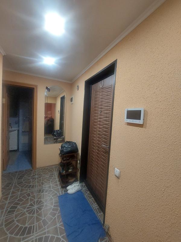 Продаётся уютная двухкомнатная квартира площадью 43.9 квадратных метров на первом этаже пятиэтажного - Новотроицк