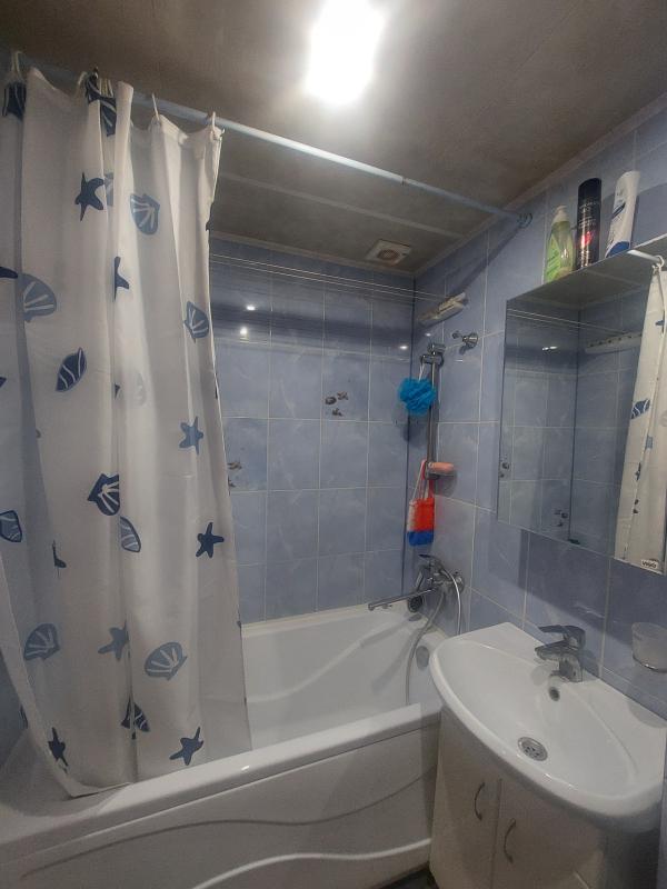 Продаётся уютная двухкомнатная квартира площадью 43.9 квадратных метров на первом этаже пятиэтажного - Новотроицк