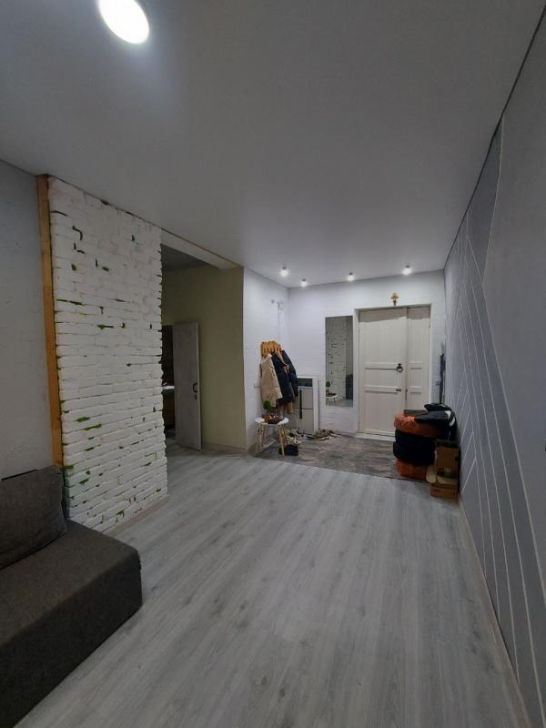 Продается 2-комнатная (1 комната студия совмещена с кухней и 1 комната спальня) квартира с раздельны - Новотроицк